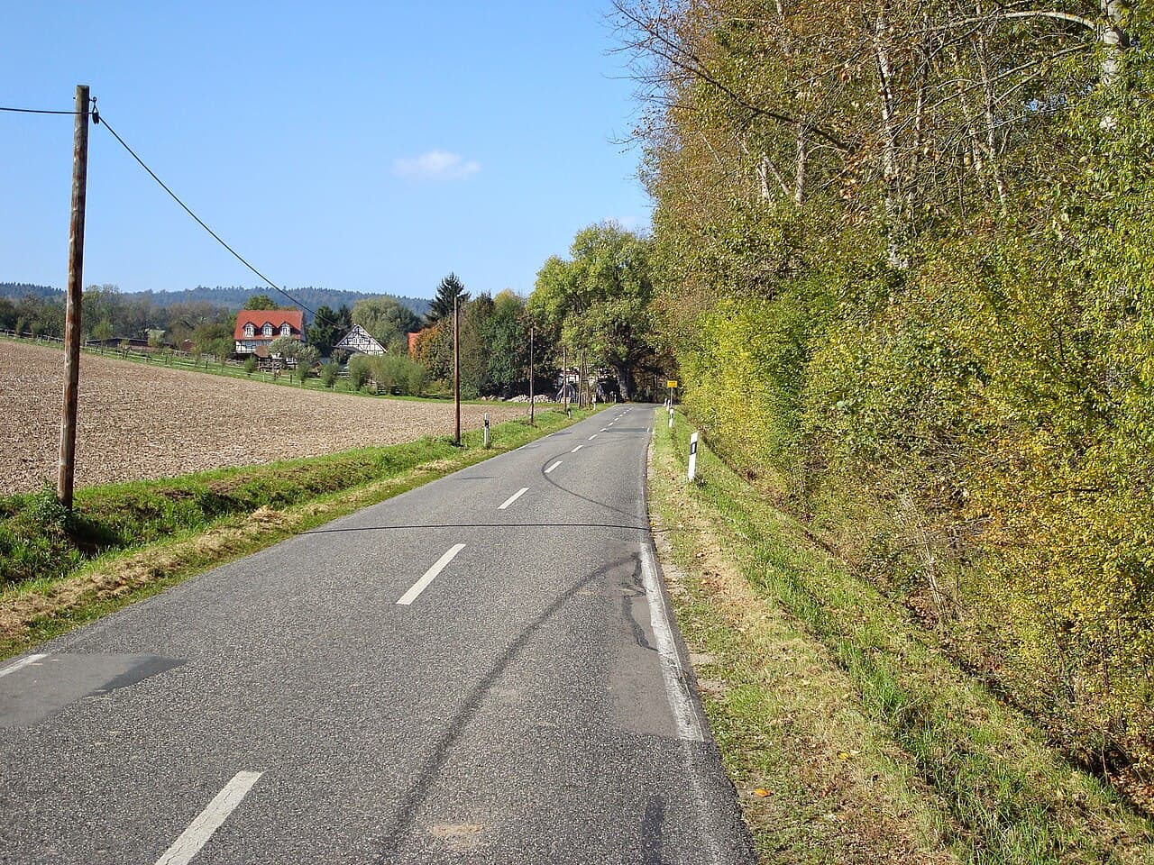 A estrada L3336 em direção a Wüstefeld, Hessen