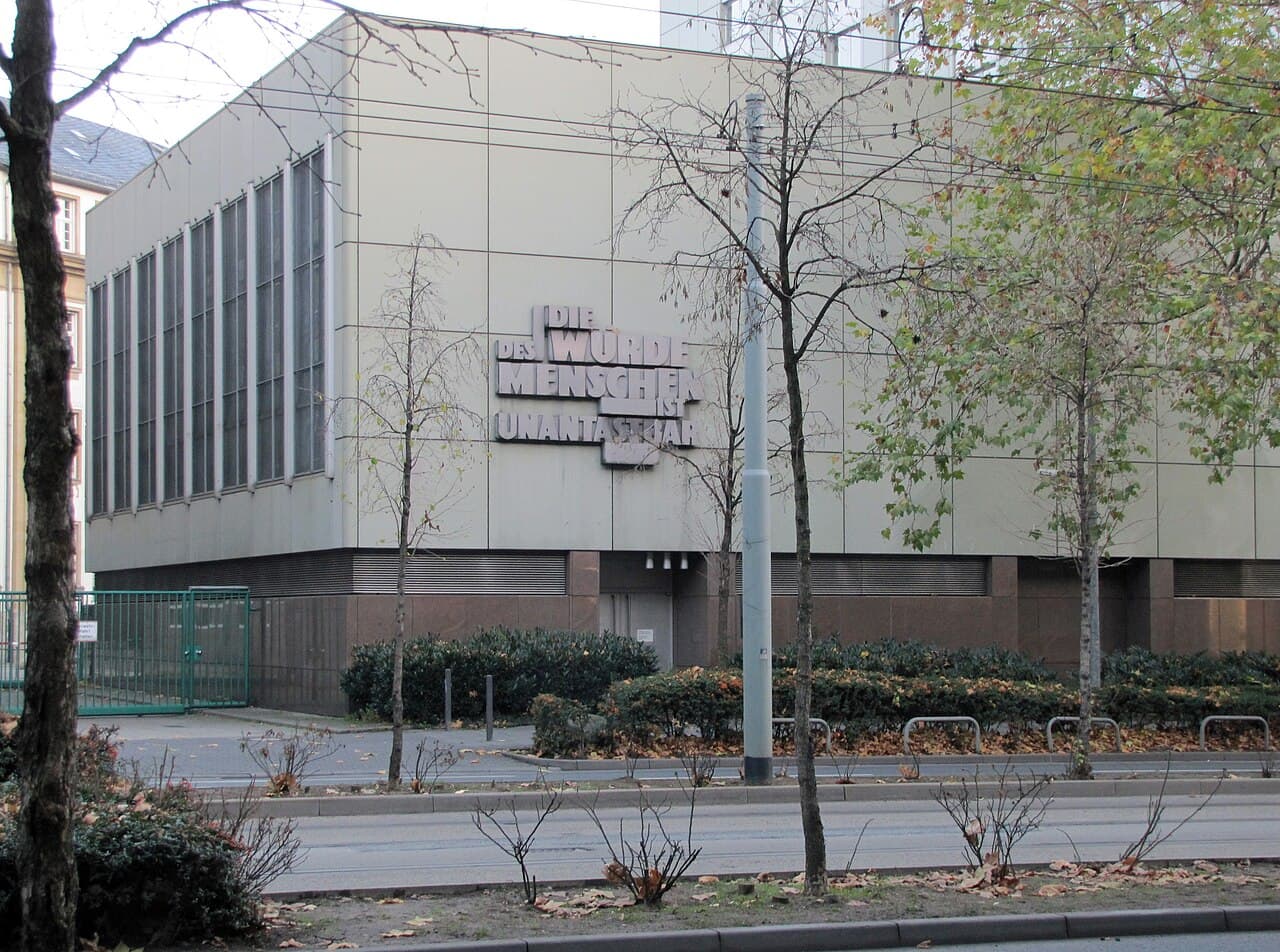 Fachada do tribunal regional de Frankfurt com a inscrição “A dignidade humana é inviolável”