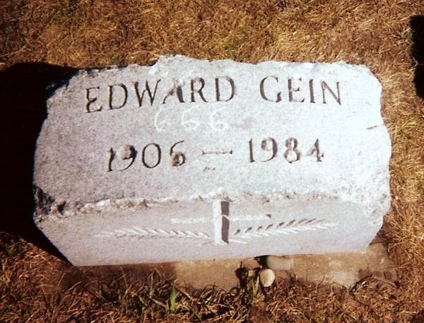 A lápide de Ed Gein no cemitério de Plainfield