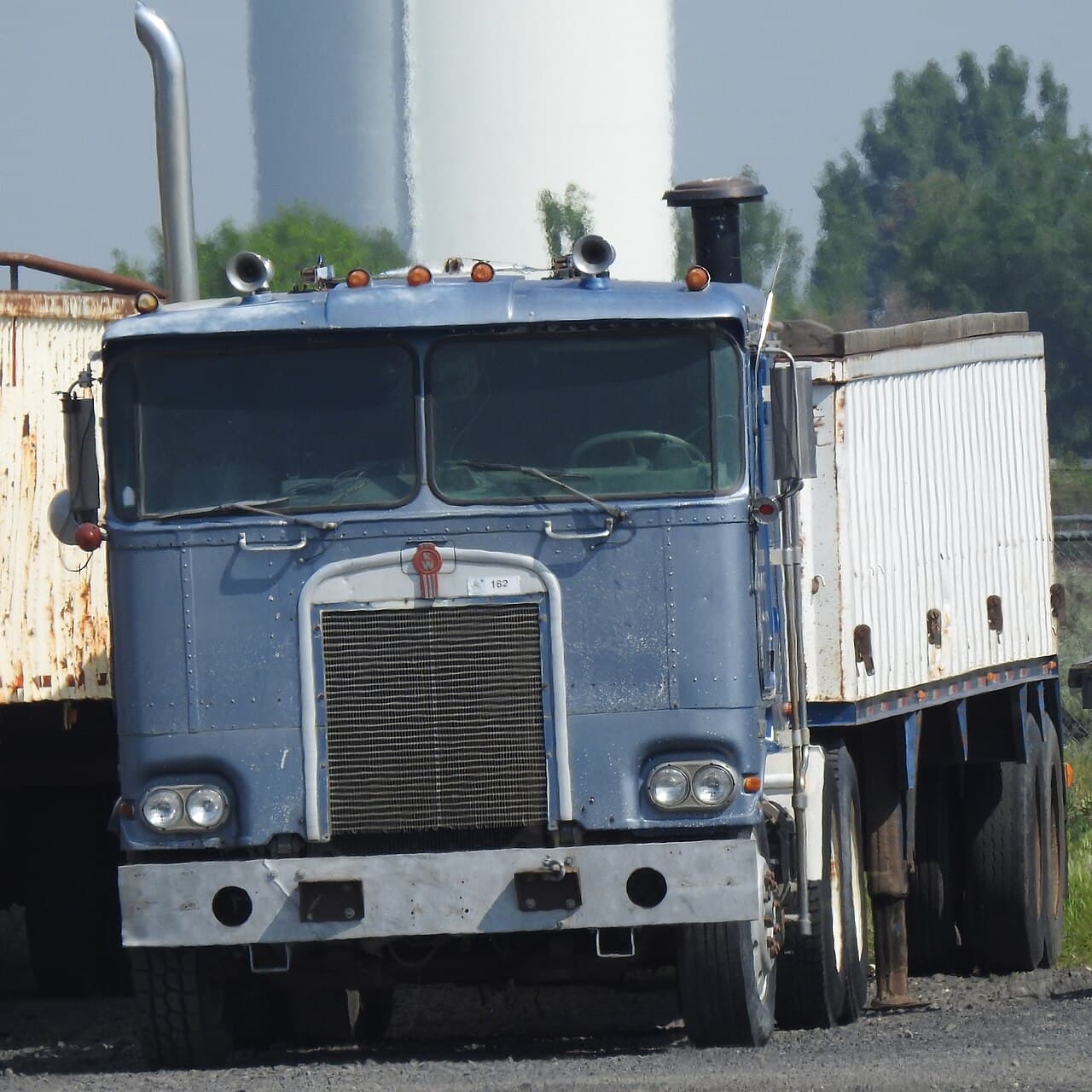 Caminhão Kenworth K100 antigo estacionado em Moses Lake, Washington