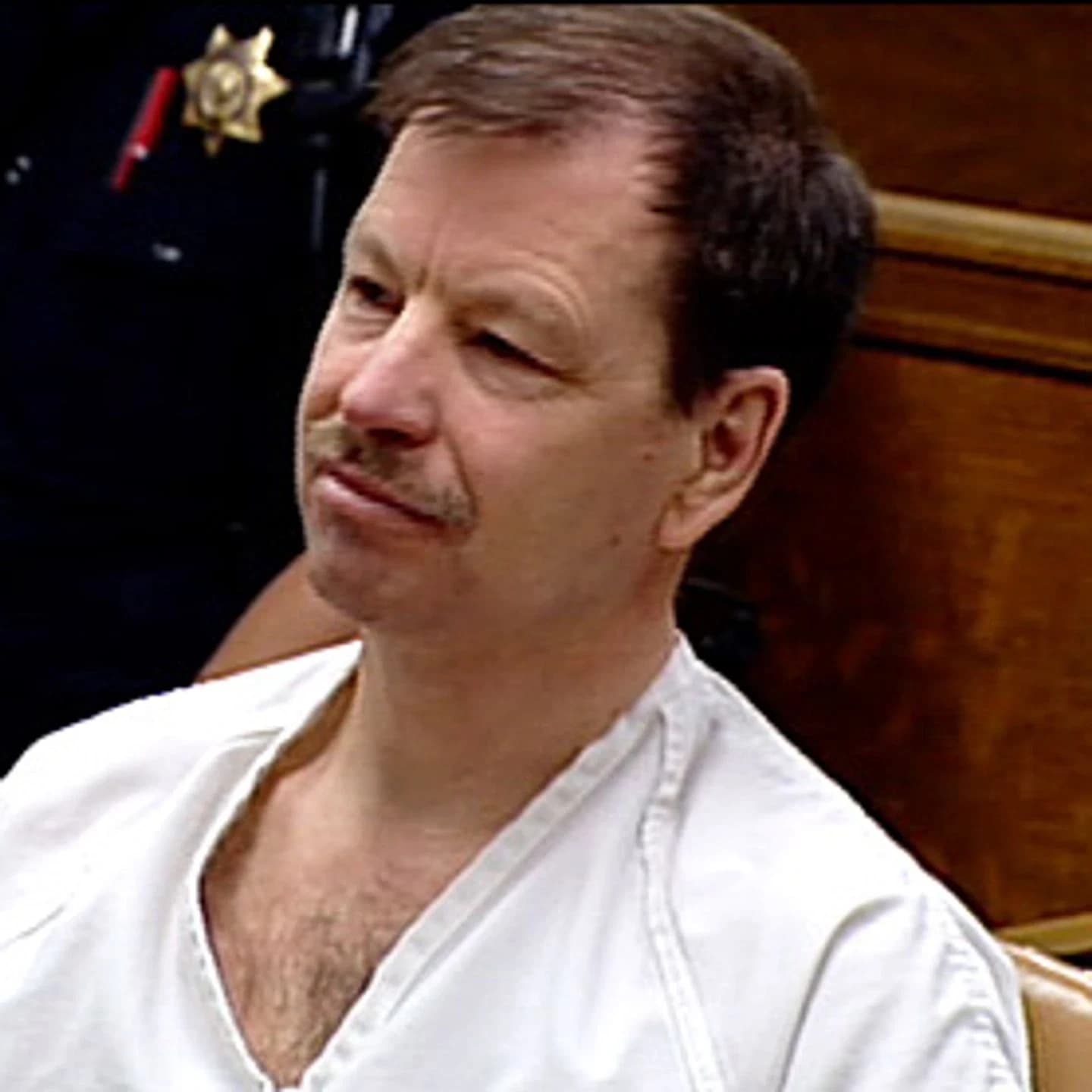 Gary Ridgway no tribunal em 2003, de uniforme branco de detento