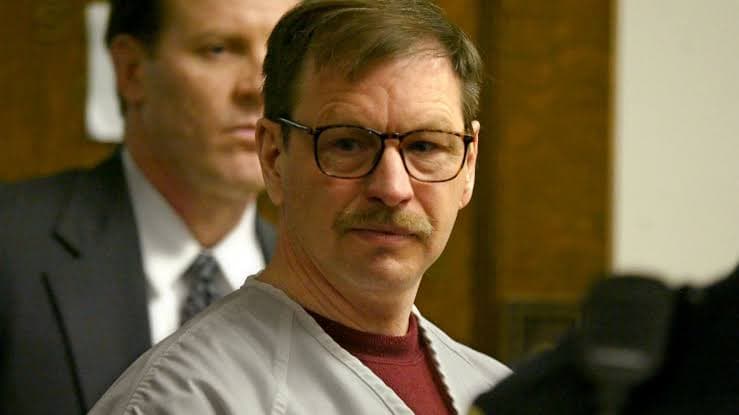 Gary Ridgway no tribunal em 2011, de óculos e uniforme de detento
