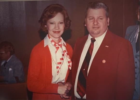 Gacy ao lado da primeira-dama Rosalynn Carter, em maio de 1978