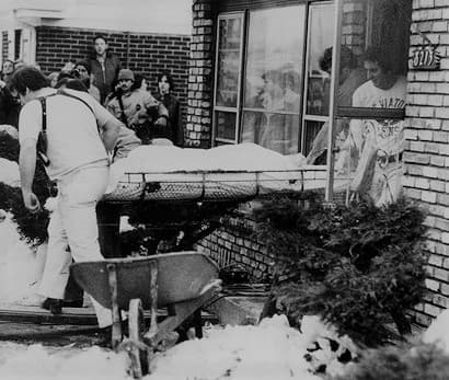 Escavação no vão do porão da casa de Gacy, dezembro de 1978