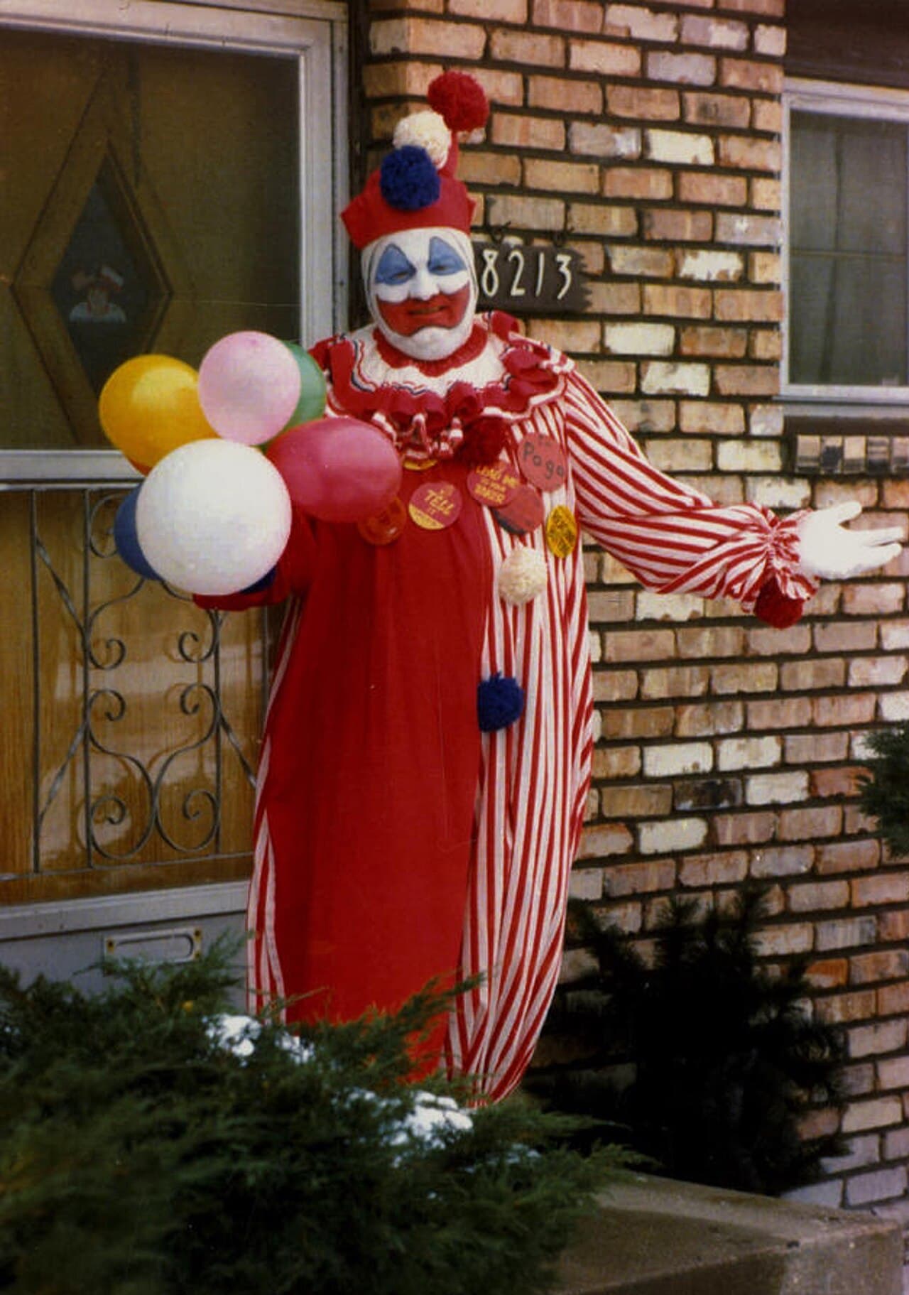Gacy vestido de Pogo, o palhaço, em 1976