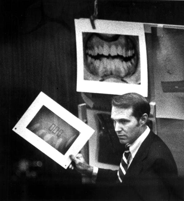 O odontologista forense Richard Souviron mostra fotos da mordida e dos dentes de Bundy no tribunal